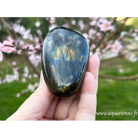 Galet de labradorite de Madagascar, pierre de protection psychique. Pièce unique que vous pouvez acheter dès maintenant.