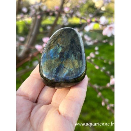 Galet de labradorite de Madagascar, pierre de protection psychique. Pièce unique que vous pouvez acheter dès maintenant.