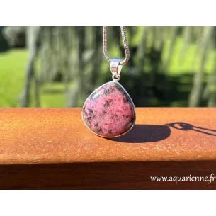 Pendentif taille poire en Rhodonite, sertissage et bélière argent 925. Pierre de rhodonite naturelle, boutique de lithothérapie.