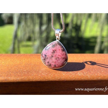 Pendentif taille poire en Rhodonite, sertissage et bélière argent 925. Pierre de rhodonite naturelle, boutique de lithothérapie.