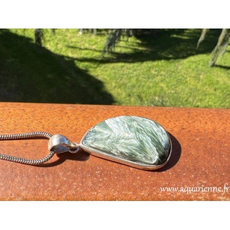 Séraphinite : un bijou pour nourrir l'âme. Pendentif argent 925 et séraphinite. Pièce unique à s'offrir ou à offrir.