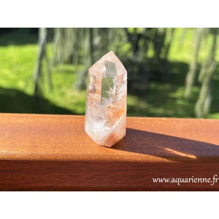 Pointe quartz à inclusions d'hématite de 7 cm de haut, pesant 74g. Énergie naturelle. Pièce unique.
