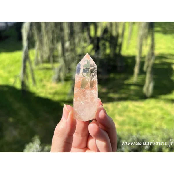 Quartz à inclusions d'hématite. Vertus et bienfaits en lithothérapie. Pointe de 7 cm de haut. Pièce unique.