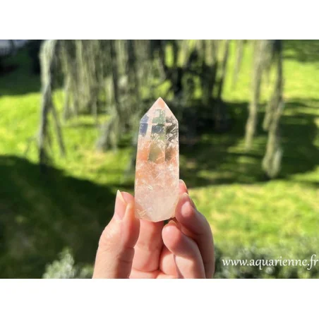 Quartz à inclusions d'hématite. Vertus et bienfaits en lithothérapie. Pointe de 7 cm de haut. Pièce unique.