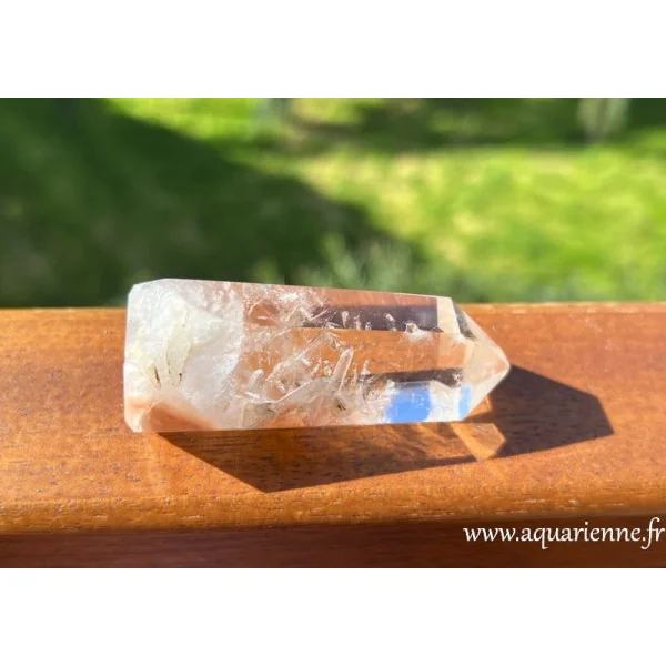 Pointe quartz à hématite. Exemplaire unique avec inclusions et givres de croissance racontant l'histoire de ce minéral.