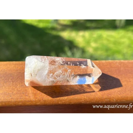 Pointe quartz à hématite. Exemplaire unique avec inclusions et givres de croissance racontant l'histoire de ce minéral.
