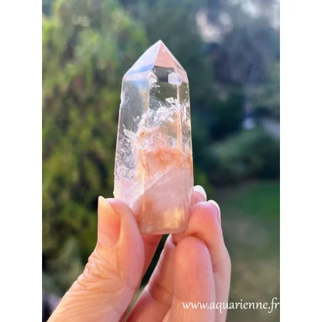 Quartz avec inclusions d'hématite, pointe de 7 cm de haut. Les spécimens uniques de quartz à inclusions de Aquarienne.