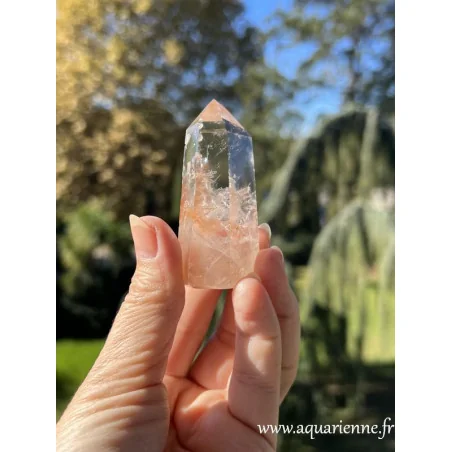 Pointe quartz à inclusions d'hématite pierre naturelle. Bienfaits du quartz à hématite. Photo en extérieur, lumière du jour.