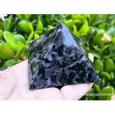 Gabbro Indigo de Madagascar aussi connu sous le nom de Merlinite Mystique. Pyramide de 200 à 300 g.