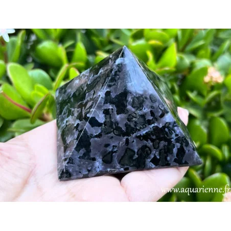 Gabbro Indigo de Madagascar aussi connu sous le nom de Merlinite Mystique. Pyramide de 200 à 300 g.