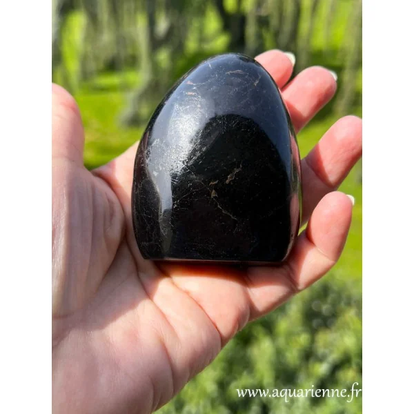 Tourmaline noire, forme libre juste repolie. Pierre d'ancrage, de protection et de purification à s'offrir aujourd'hui.