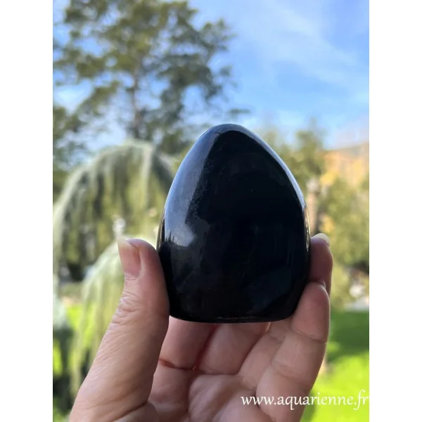 Tourmaline noire de Madagascar, forme libre à poser de 75mm de haut, pesant 316g. Pierre de protection et d'ancrage.