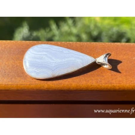 L'Argent 925 met en valeur la beauté naturelle de la Calcédoine bleue, pierre de communication. Pendentif pièce unique.