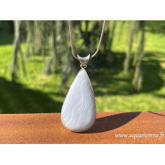 Sérénité captivante : plongez dans les volutes de calcédoine bleue de ce pendentif forme goutte en argent 925 de 7cm de hauteur.