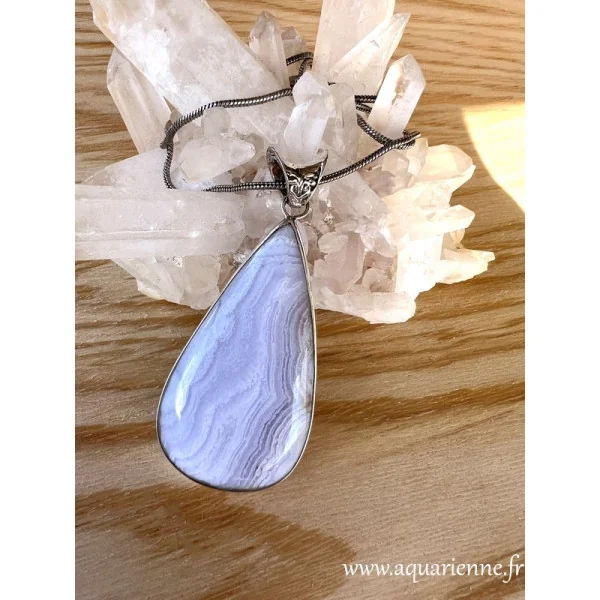 Inspiration quotidienne : portez ce pendentif de Calcédoine bleue et argent 925, pour une touche de sérénité.