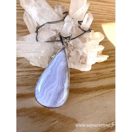 Inspiration quotidienne : portez ce pendentif de Calcédoine bleue et argent 925, pour une touche de sérénité.