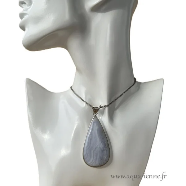 Pendentif goutte de calcédoine bleue et argent 925. Calcédoine bleue rubanée, pierre de sérénité et communication.