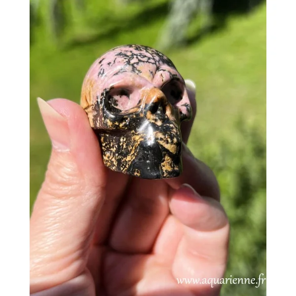Crâne de cristal en rhodonite. Pierre connue pour faciliter la guérison émotionnelle et l'amour de soi.