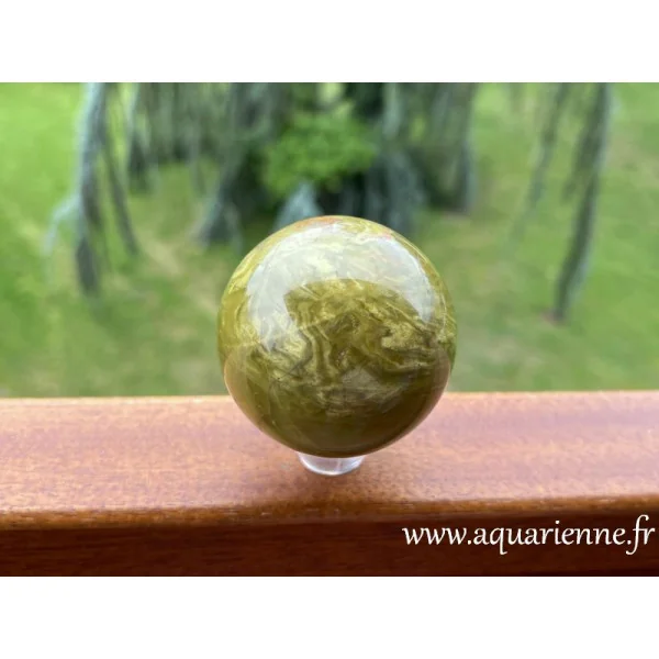 Intégrez l'opale verte dans votre pratique de lithothérapie pour un bien-être durable. Sphère Opale verte ø60mm.