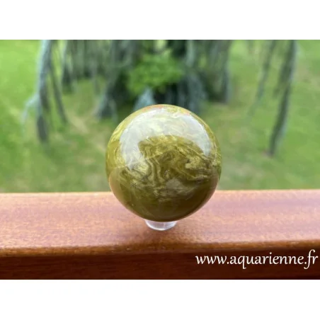 Intégrez l'opale verte dans votre pratique de lithothérapie pour un bien-être durable. Sphère Opale verte ø60mm.