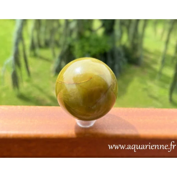 Harmonie, apaisement, abondance... découvrez les vertus de cette boule polie en Opale verte de Madagascar.