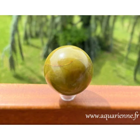 Harmonie, apaisement, abondance... découvrez les vertus de cette boule polie en Opale verte de Madagascar.