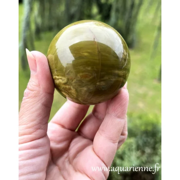 Opale verte de Madagascar, boule polie main ø60mm. L'opale verte, pour ceux qui sont sensibles, subissent un stress excessif
