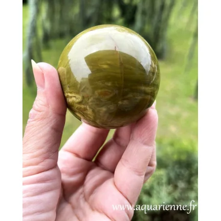 Opale verte de Madagascar, boule polie main ø60mm. L'opale verte, pour ceux qui sont sensibles, subissent un stress excessif