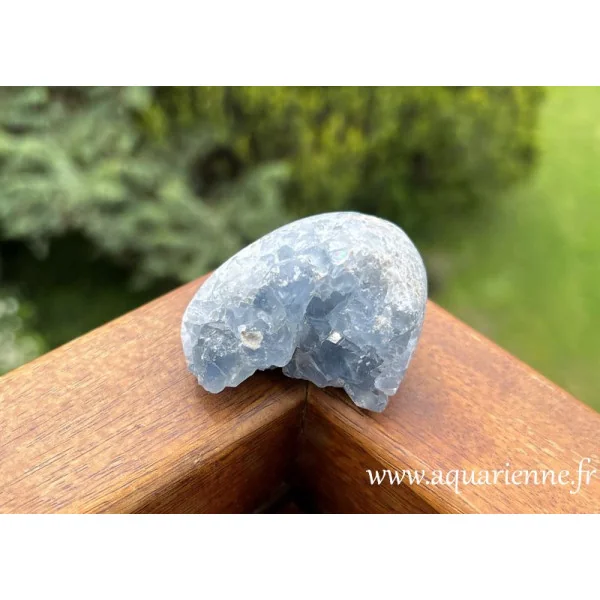 Oeuf géode de Célestite de Madagascar, pierre brute couleur bleu céleste. Pièce unique, idée cadeau à offrir ou à s'offrir.