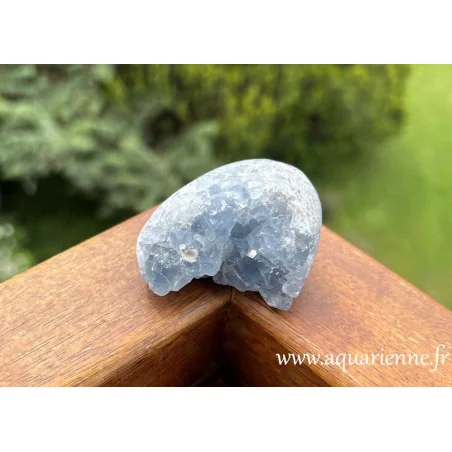 Oeuf géode de Célestite de Madagascar, pierre brute couleur bleu céleste. Pièce unique, idée cadeau à offrir ou à s'offrir.