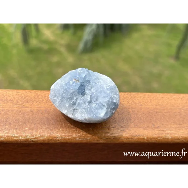 Explorez l'harmonie avec cette pièce unique de Célestite. Oeuf en célestite brute de Madagascar. Pierre naturelle.