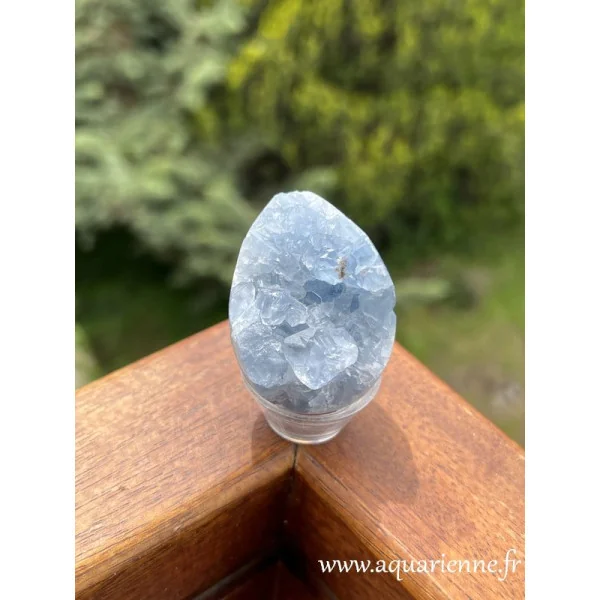 Oeuf géode de célestite ou célestine brute. Harmonie, calme, sommeil réparateur, connexion céleste. A offrir ou à s'offrir.
