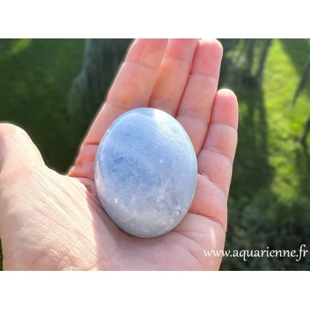 Trouvez la sérénité intérieure avec ce galet de calcite bleue de Madagascar. Pièce unique disponible dès maintenant.