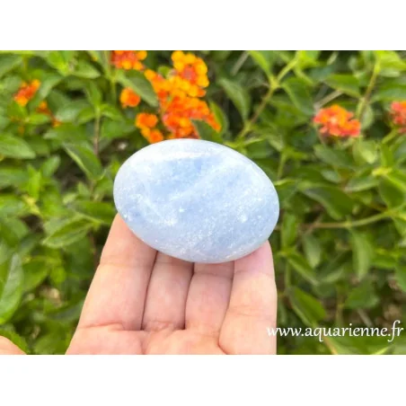 Exprimez-vous en toute sérénité avec cette pièce unique. Galet de calcite bleue, en résonance avec le chakra de la gorge.