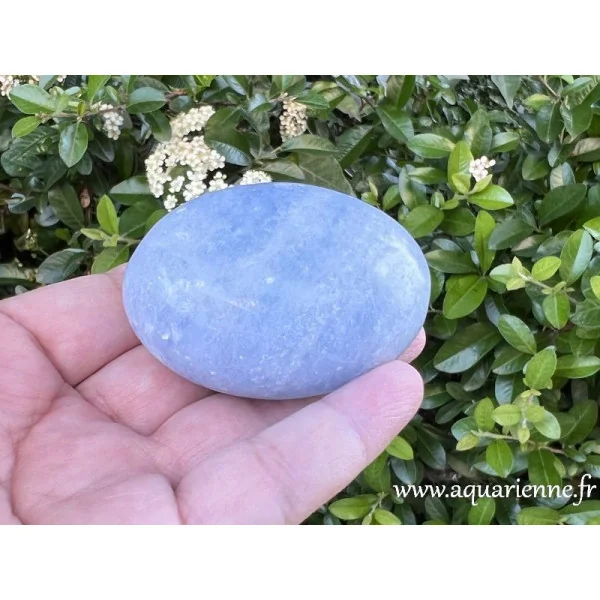 Galet de calcite bleue de Madagascar : un compagnon parfait pour surmonter le stress quotidien.