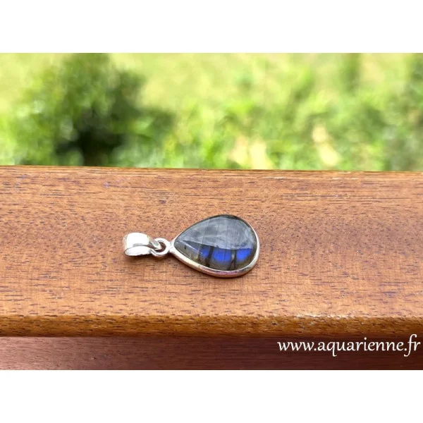 Pierre naturelle de labradorite polie en forme de goutte et sertie d'argent 925. Pendentif labradorite pièce unique.