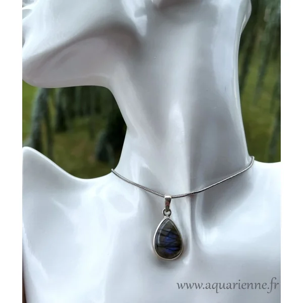 Protection, intuition, clarté mentale avec ce pendentif en labradorite serti d'argent 925. Bijou pièce unique.