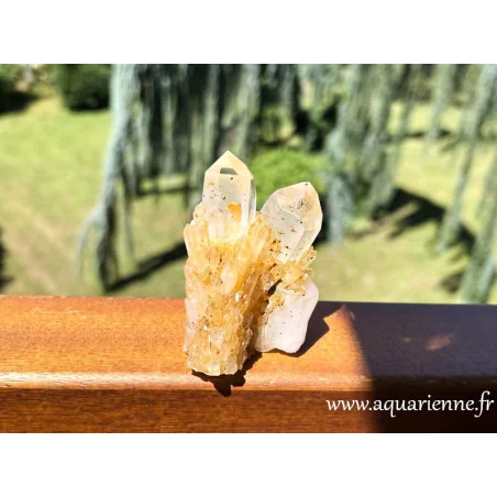 Lumineuse druse quartz céleste doré ou quartz ananas de Madagascar. Pièce unique de 74mm de haut, pesant 165g.