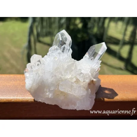 Quartz céleste de Madagascar, druse de 330 g constituée de 2 grande pointes entourée d'une myriade de petites pointes