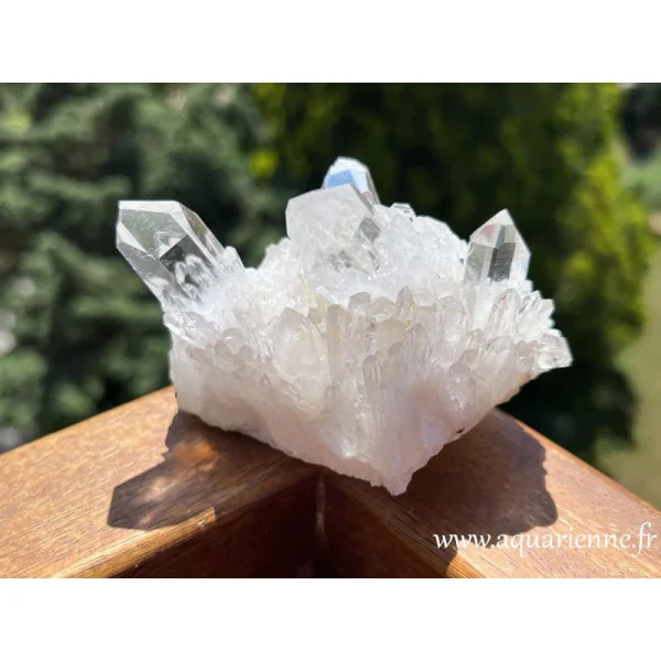 Lumineux amas cristallin de pointes de Quartz Céleste. Élève le taux vibratoire des êtres et des lieux. Un cadeau de la Nature.