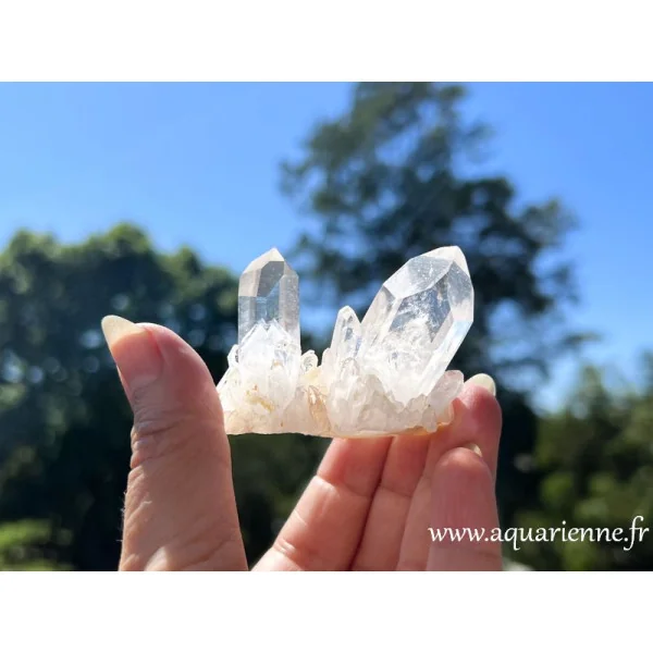 Lumineux cluster de quartz céleste. Le quartz céleste facilite l'accès aux plans célestes et aux vies antérieures.