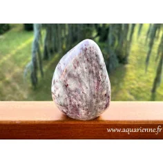 Rubellite sur Quartz de Madagascar. La rubellite est une Tourmaline rose. Forme libre, pièce unique de 774g/12cm.