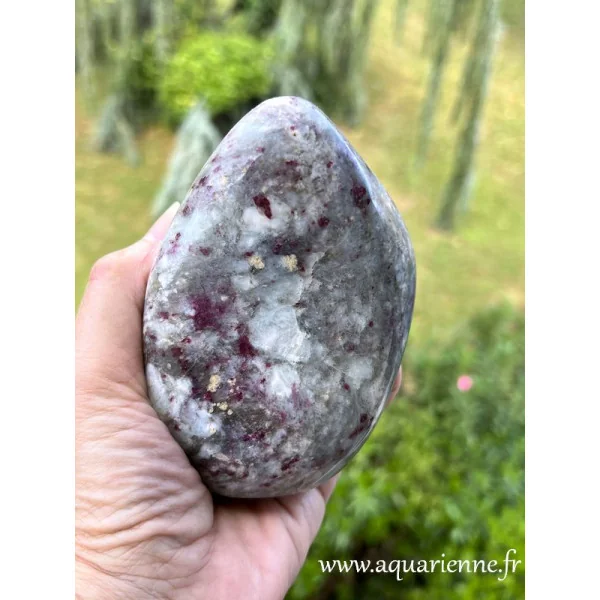 La rubellite soutient la guérison émotionnelle et l'activation du chakra du coeur. Forme libre à poser de rubellite.