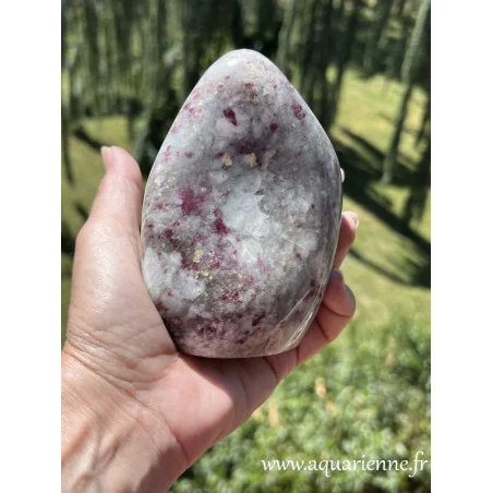 Rubellite dans quartz. Pierre naturelle juste polie, forme libre de rubellite de 12 cm, pesant 774g. A offrir ou à s'offrir.