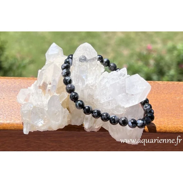 Ancrez votre spiritualité au quotidien avec ce bracelet élastiqué en perles rondes de gabbro indigo.