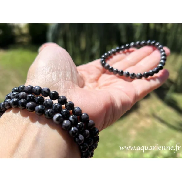 Gabbro indigo, pierre pour garder les pieds sur terre et la tête dans les étoiles. Bracelet boules de gabbro indigo.