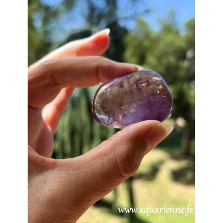 Amétrine, une pierre bicolore captivante, alliance naturelle de l'améthyste et de la citrine. Pièce unique avec arc-en-ciel.