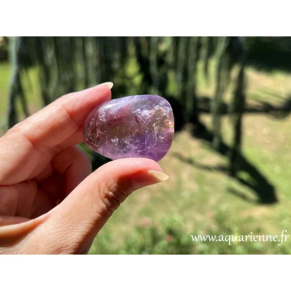 Découvrez pourquoi un arc-en-ciel peut apparaître dans un cristal d'Amétrine. Amétrine de Bolivie, pièce unique.