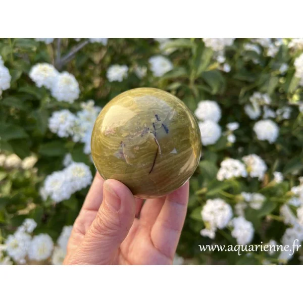 Sphère opale verte de Madagascar. Apaisante, équilibre émotionnel, abondance. Pièce unique, idée cadeau à offrir ou à s'offrir.