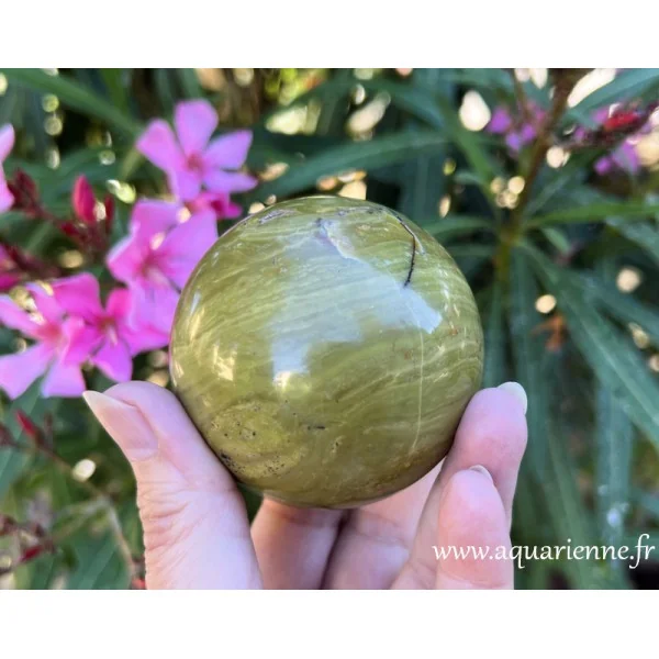 Intégrez l'opale verte dans votre pratique de lithothérapie pour créer l'abondance. Sphère Opale verte ø65mm.